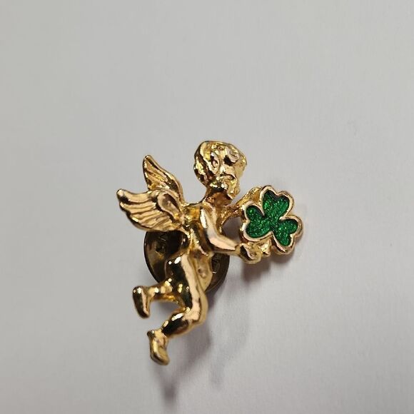 Angel Cherub Holding Irish Clover Shamrock Saint Patrick Pin - Picture 1 of 3